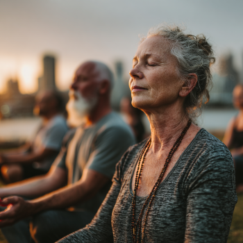 Группа пожилых людей занимается йогой